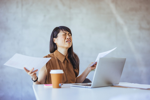 Ilustrasi perempuan mengumpat. Foto: Shutterstock