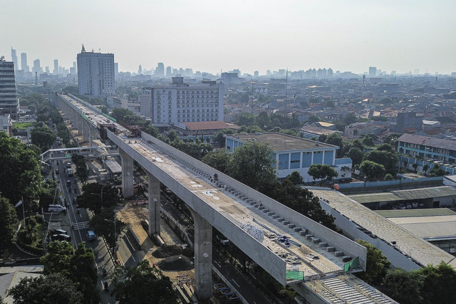 Foto udara pembangunan proyek LRT Jakarta Fase 1B Rute Velondrome-Rawamangun di kawasan Pramuka, Matraman, Jakarta, Selasa (22/7/2025). Foto: Darryl Ramadhan/kumparan
