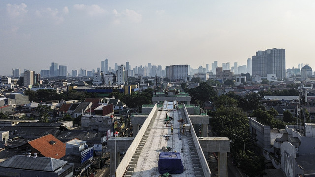 Foto udara pembangunan proyek LRT Jakarta Fase 1B Rute Velondrome-Rawamangun di kawasan Pramuka, Matraman, Jakarta, Selasa (22/7/2025). Foto: Darryl Ramadhan/kumparan