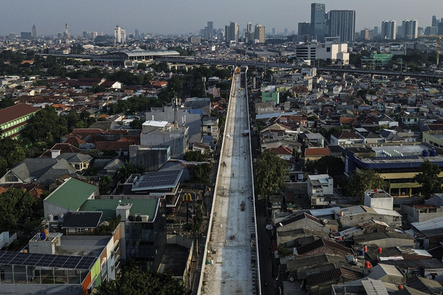 Foto udara pembangunan proyek LRT Jakarta Fase 1B Rute Velondrome-Rawamangun di kawasan Pramuka, Matraman, Jakarta, Selasa (22/7/2025). Foto: Darryl Ramadhan/kumparan