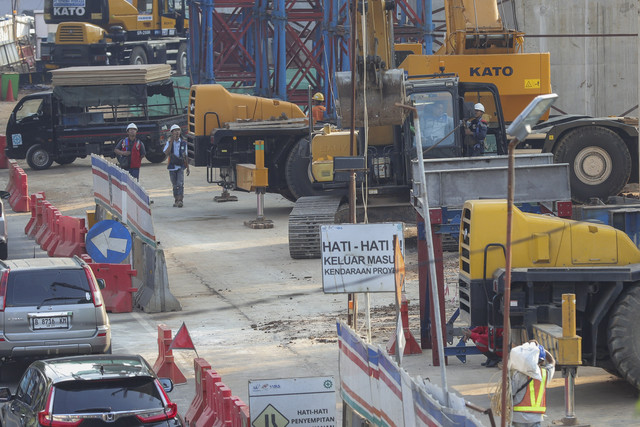 Pekerja menyelesaikan pembangunan proyek LRT Jakarta Fase 1B Rute Velondrome-Rawamangun di kawasan Pramuka, Matraman, Jakarta, Selasa (22/7/2025). Foto: Darryl Ramadhan/kumparan