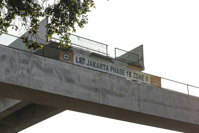 Suasana pembangunan proyek LRT Jakarta Fase 1B Rute Velondrome-Rawamangun di kawasan Pramuka, Matraman, Jakarta, Selasa (22/7/2025). Foto: Darryl Ramadhan/kumparan