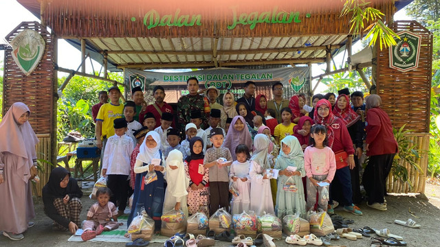 Foto Bersama Kegiatan Santunan Anak Yatim bersama Perwakilan GANAS Lumajang, Pokdarwis, Pemdes Karangbendo, Mahasiswa KKN Kolaboratif, dan KKN STIT Muhammadiyah. Sumber: Dokumentasi Pribadi 