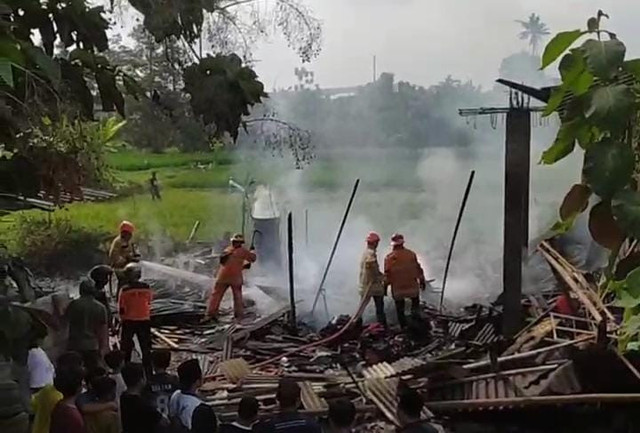 Proses pemadaman gudang pondok pesantren di Sleman oleh Damkarmat Sleman, Selasa (22/7). Foto: Damkarmat Sleman