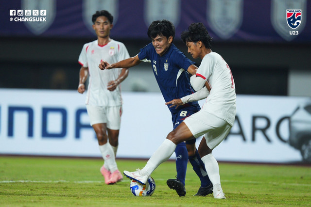 Thailand vs Myanmar dalam laga terakhir Grup C ASEAN U-23 Mandiri Cup 2025 di Stadion Patriot Candrabhaga, Bekasi, Jawa Barat, pada Selasa (22/7). Foto: Facebook Changsuek