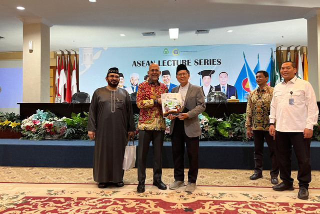 Cholil Nafis sebagai Sekretaris Forum Internasional Da'i Asia Tenggara pada acara Asean Lecture Series oleh UIN Alauddin Makassar, bekerja sama dengan Kementerian Luar Negeri, Selasa (22/7/2025). Foto: Dok. Istimewa