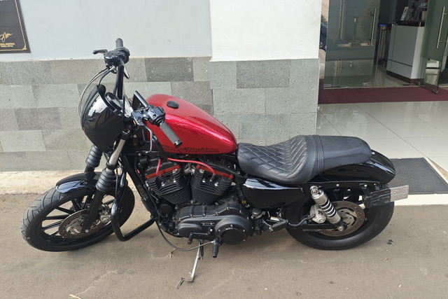 KPK sita motor Harley Davidson dari eks staf khusus Menteri Ketenagakerjaan (Menaker) Risharyudi Triwibowo terkait kasus dugaan pemerasan TKA Kemnaker, Senin (21/7/2025). Foto: KPK