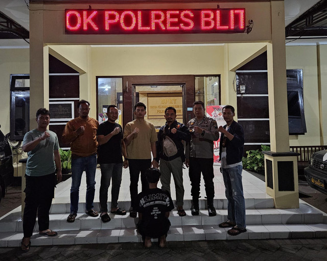Pelaku pencurian dan pengelapan yang berhasil ditangkap. | Foto: Dok Humas Polres Pringsewu