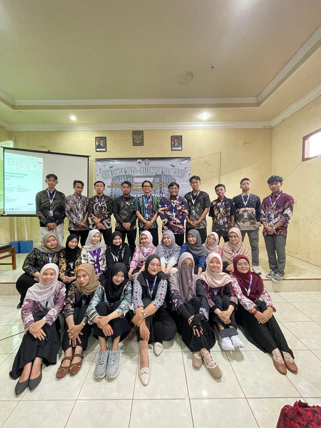 Mahasiswa kelompok 114 Pengabdian Masyarakat UINSA berfoto bersama setelah sukses meyelenggarakan Forum Group Discussion (FGD) UMKM di Balai Desa Karangrejo.