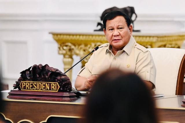 Presiden Prabowo Subianto memimpin rapat terbatas yang membahas perkembangan Kawasan Ekonomi Khusus (KEK) bersama sejumlah Menteri Kabinet Merah Putih di Istana Merdeka, Jakarta, Selasa (22/7/2025). Foto: Instagram/@sekretariat.kabinet