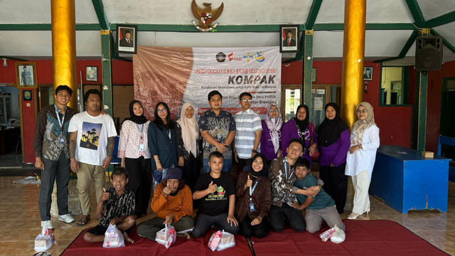 Gambar 1 dokumentasi bersama warga difabel, kader posyandu jiwa, kepala desa dan kelompok FBD 44