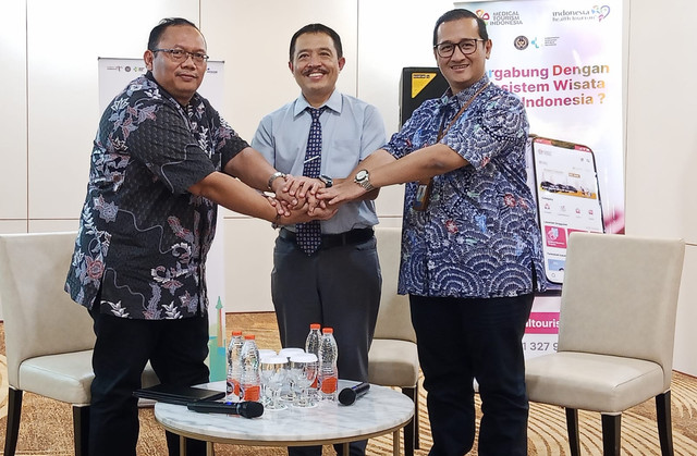 (Dari kiri ke kanan) Robi Gumilang, Direktur Operasional PT Matahari Interkreasi, Dr. dr Sutrisno, SpOG (K), Ketua IDI Jatim, dan Dr. Niko Azhari Hidayat, SpBTKV., SubspVE(K)-FIHA, CEO Medical Tourism Indonesia. Foto: Masruroh/Basra