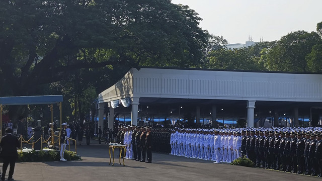 Presiden Republik Indonesia Prabowo Subianto melantik total 2.000 calon perwira remaja (capaja) melalui upacara prasetya perwira (praspa) di Istana Merdeka, Jakarta Pusat, Rabu (23/7/2025). Foto: Zamachsyari/kumparan
