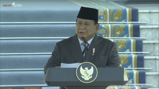 Presiden Prabowo memberikan sambutan saat Upacara Prasetya Perwira TNI dan Polri Tahun 2025 di Istana Merdeka, Jakarta, Rabu (23/7/2025). Foto: YouTube/ Sekretariat Presiden