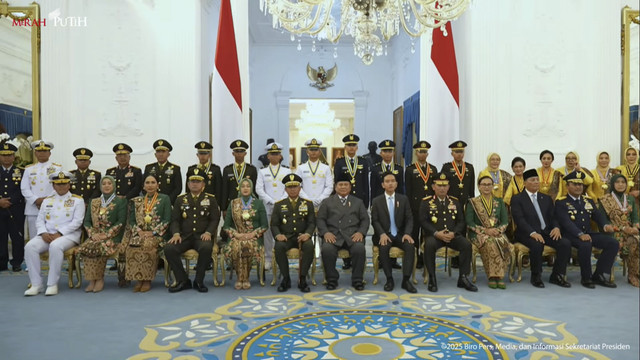 Presiden Prabowo berfoto bersama saat Upacara Prasetya Perwira TNI dan Polri Tahun 2025 di Istana Merdeka, Jakarta, Rabu (23/7/2025). Foto: YouTube/ Sekretariat Presiden