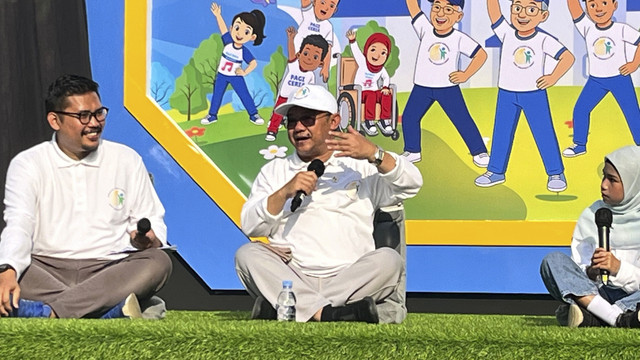 Menteri Pendidikan Dasar dan Menengah Abdul Mu'ti saat kegiatan Pagi Ceria untuk memperingati Hari Anak Nasional 2025 di SD Islam Ruhama Lab School of Uhamka, Cireundeu, Tangerang Selatan, Rabu (23/7/2025). Foto: Nasywa Athifah/kumparan
