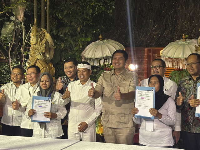 Menteri PKP Maruarar Sirait dan Gubernur Jawa Barat Kang Dedi Mulyadi (KDM) dalam acara serah terima pembiayaan mikro melawan rentenir di Lembur Pakuan, Subang, Jawa Barat Rabu (23/7/2025). Foto: Argya D. Maheswara/kumparan 