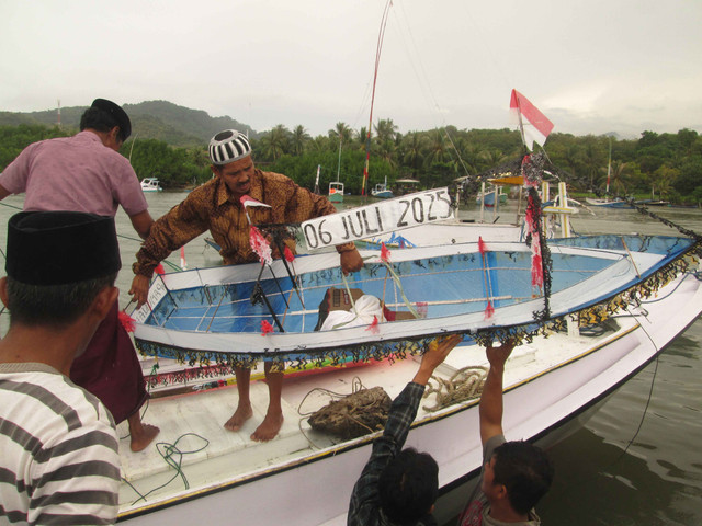 Perahu kecil yang di dalamnya berisikan hasil bumi dan nantinya akan dilarung di tengah laut (Dokumentasi Tim KKN PPM UGM Baweanesia 2025)