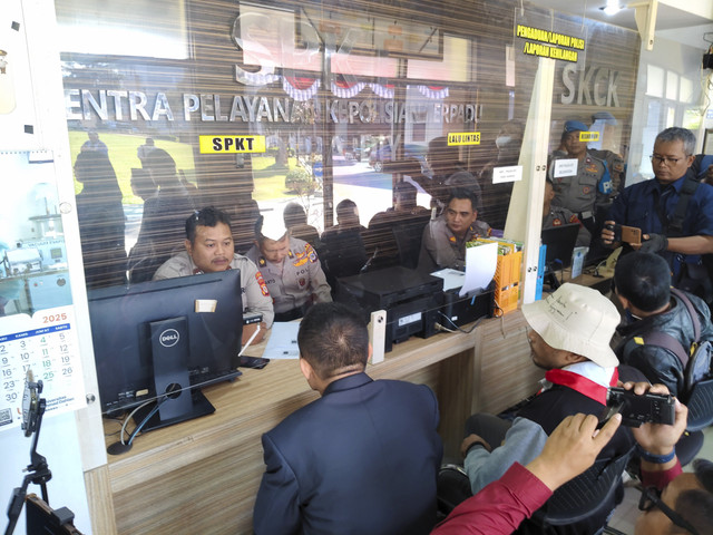 Ahli forensik digital Rismon Sianipar dan sejumlah alumni UGM saat di Polda DIY, Selasa (22/7/2025). Foto: Arfiansyah Panji Purnandaru/kumparan