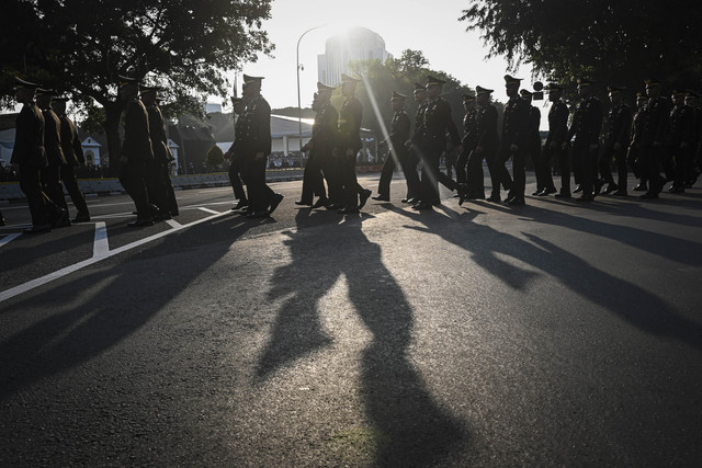 Calon perwira remaja berjalan menuju Istana Merdeka untuk mengikuti Upacara Prasetya Perwira di Jakarta, Rabu (23/7/2025). Foto: Sulthony Hasanuddin/ANTARA FOTO 