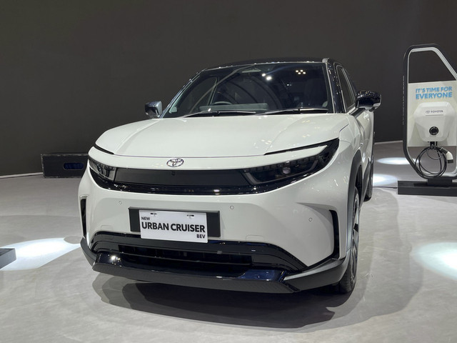 Seremonial perkenalan Toyota Urban Cruiser BEV di GIIAS 2025. Foto: Syahrul Ghiffari/kumparan
