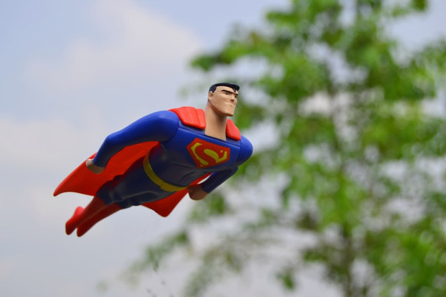 Ilustrasi Fakta David Corenswet Superman 2025. Unsplash.com/Yogi Purnama