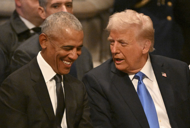 Mantan Presiden AS Barack Obama berbicara dengan Presiden AS Donald Trump. Foto: Roberto SCHMIDT/AFP