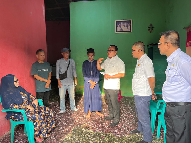 Bupati Kubu Raya, Sujiwo mengunjungi rumah siswa MTs yang sempat viral dan memberikan bantuan. Foto: Rabiansyah/Hi!Pontianak.