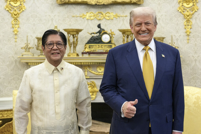 Presiden AS Donald Trump dan Presiden Filipina Ferdinand Marcos dalam pertemuan untuk menyepakati tarif impor di Gedung Putih, Washington, DC, AS, Selasa (22/7/2025). Foto: https://truthsocial.com/@realDonaldTrump 