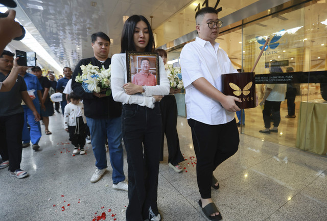 Penyanyi Sarwendah bersama keluarga saat mengantarkan jenazah ayahnya untuk di kremasi di Grand Heaven, Pluit, Jakarta, Rabu, (23/07/2025). Foto: Agus Apriyanto