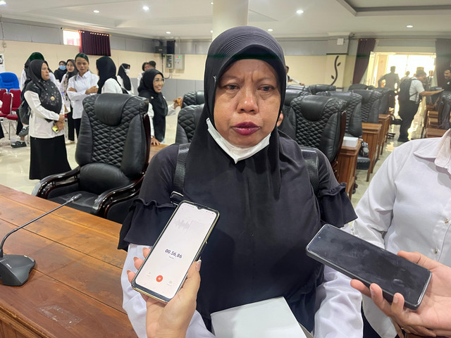 Edeh Rosmayati, guru honorer R4 yang sudah mengabdi 21 tahun saat berada di DPRD Sintang. Foto: Yus Rizal/Hi!Pontianak