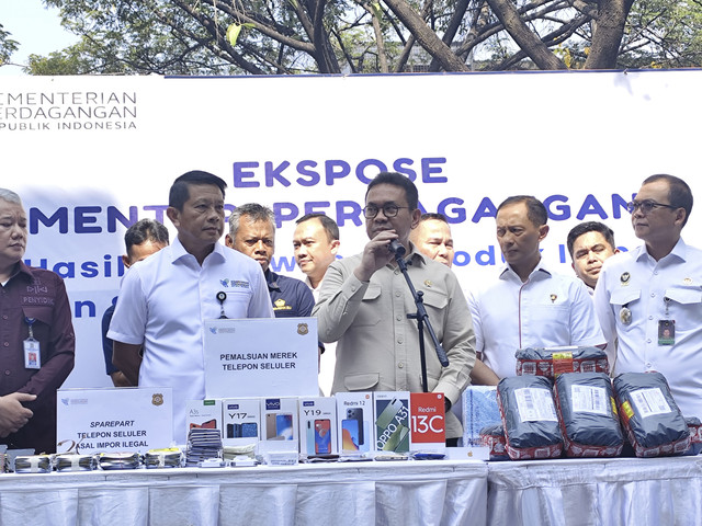 Menteri Perdagangan (Mendag) Budi Santoso saat melakukan ekspose di ruko Green Court, Cengkareng, Jakarta Barat, Rabu (23/7/2025). Foto: Widya Islamiati/kumparan