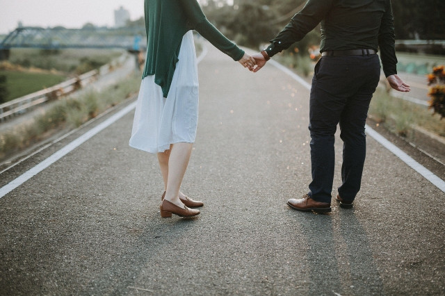 Foto: Pasangan bergandeng tangan (sumber: pixabay.com)