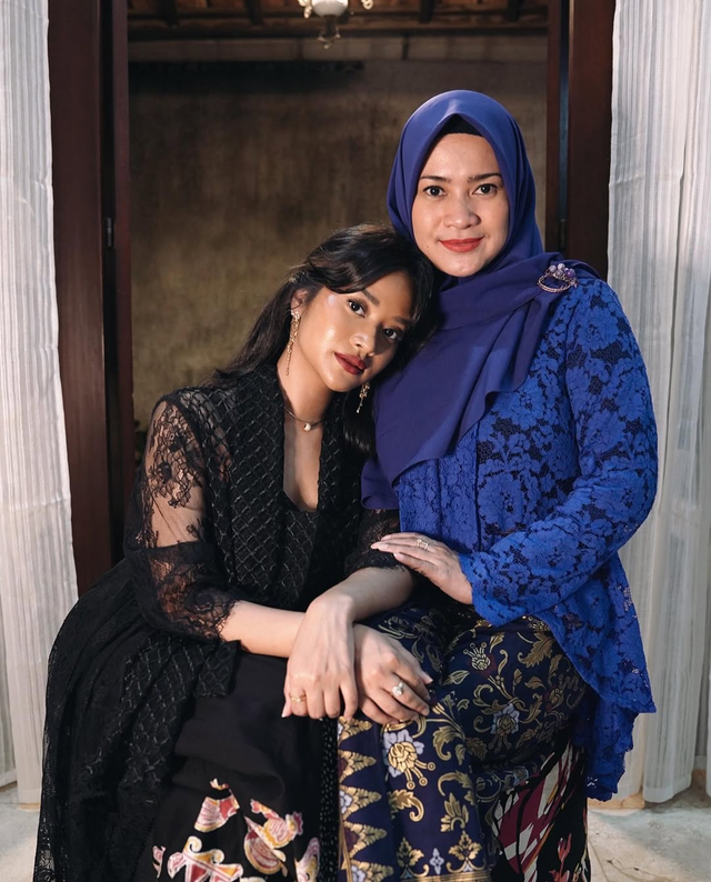 Ikke Nurjanah dan putrinya, Siti Adira Kania. Foto: Instagram/adirakania
