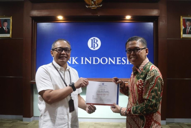 Penyerahan sertifikat kepada direktur PT Citra Pembayaran Aman dari Bank Indonesia. | Foto: Istimewa