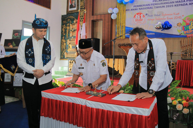 Dampingi Wakil Gubernur Serahkan Hak Anak Binaan di LPKA Blitar dalam Peringatan Hari Anak Nasional 2025, Kakanwil : Anak Binaan Juga Punya Hak yang Sama !