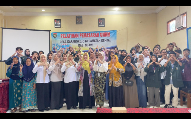 Mahasiswa kelompok 114 Pengabdian Masyarakat UINSA berfoto bersama dengan pelaku UMKM Desa Karangrejo dan Dinas Koperasi Kabupaten Ngawi selesai acara.
