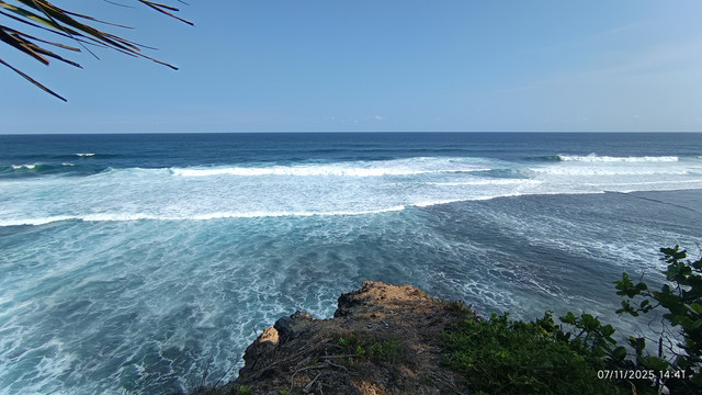 Pesona Pantai Jonggring Saloko di siang hari. Sumber: Dokumentasi penulis