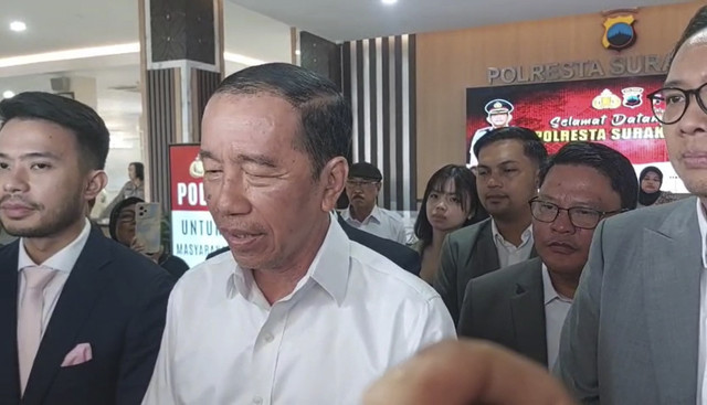 Presiden ke-7 Joko Widodo (Jokowi) diperiksa tim penyidik Polda Metro Jaya di Mapolres Surakarta, Rabu (23/7/2025). Foto: kumparan