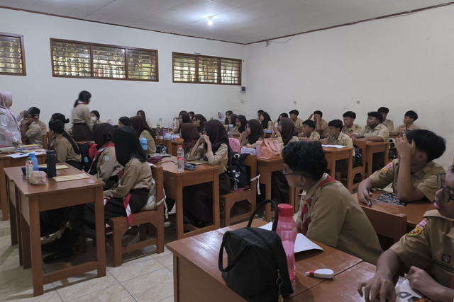 Sejumlah siswa mengikuti kegiatan belajar di SMAN 1 Depok, Jawa Barat, Rabu (23/7/2025). Foto: Rizki Baiquni Pratama/kumparan