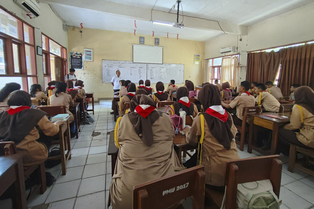 Suasana pembelajaran di SMAN 1 Karawang, 1 kelas 50 siswa. Foto: kumparan