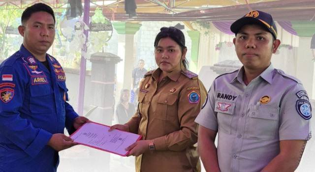 Wakil Bupati Talaud mewakili korban menerima santunan dari Jasa Raharja.