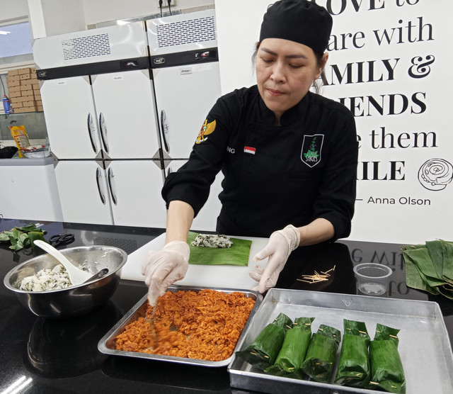 Chef Thjing saat membuat lemper gochujang. Foto: Masruroh/Basra