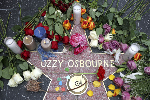 Bunga-bunga yang diletakan penggemar di bintang Ozzy Ousbourne di Walk of Fame Hollywood, Los Angeles Amerika Serikat, Selasa (22/7/2025). Foto: Patrick T. Fallon/AFP