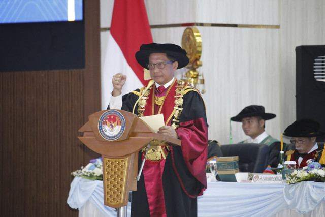Mendagri Tito Karnavian mewisuda 1.305 mahasiswa IPDN Jatinangor, Jawa Barat, Rabu (23/7/2025). Foto: Kemendagri RI