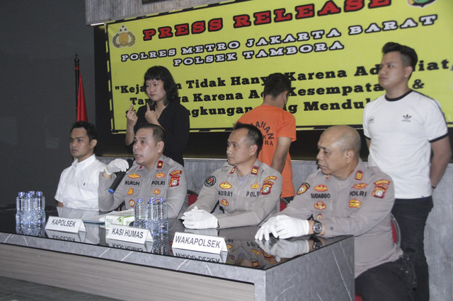 Pers rilis kasus penipuan di Polsek Tambora, Rabu (23/7/2025). Foto: Istimewa