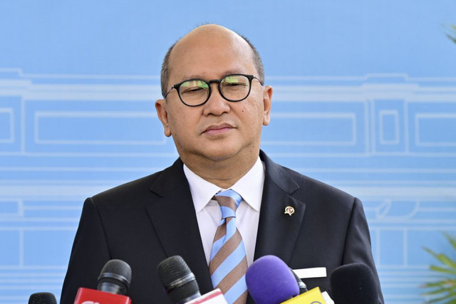 Menteri Investasi/Kepala BKPM Rosan Roeslani (kiri) menyampaikan keterangan pers di Istana Negara, Jakarta, Rabu (23/7/2025). Foto: Rusman - Biro Pers Sekretariat Presiden