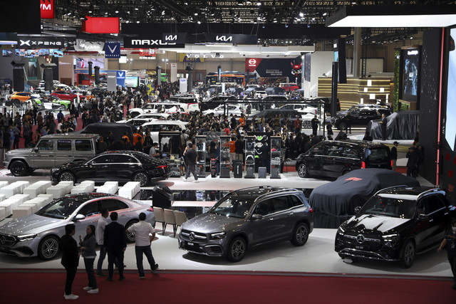 Suasana jelang pembukaan GIIAS 2025 di hall Indonesia Convention Exhibition (ICE) BSD, Tangerang, Rabu (23/7/2025). Foto: Aditia Noviansyah/kumparan