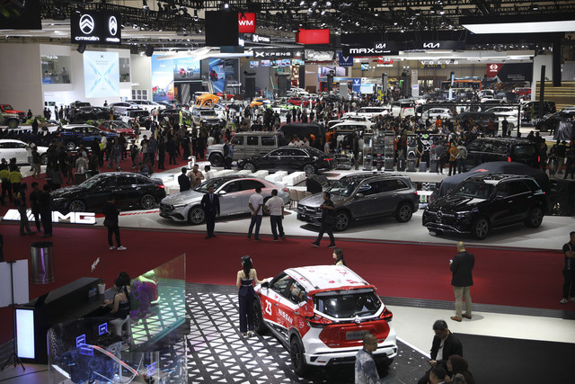 Suasana jelang pembukaan GIIAS 2025 di hall Indonesia Convention Exhibition (ICE) BSD, Tangerang, Rabu (23/7/2025). Foto: Aditia Noviansyah/kumparan