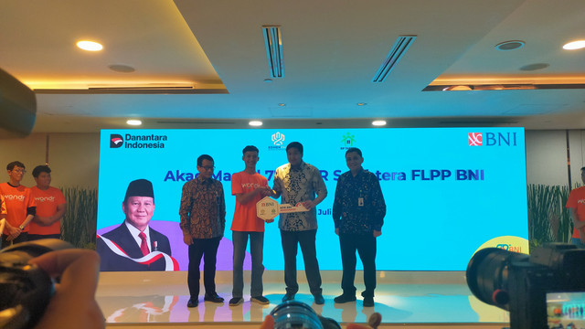 BNI bersama Menteri Perumahan dan Kawasan Permukiman menyerahkan rumah subsidi. Dok: Nur Pangesti/kumparan.